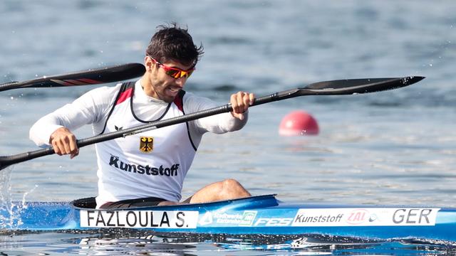 Der Kanute Saeid Fazloula 2018 im deutschen Nationaltrikot auf dem Wasser.