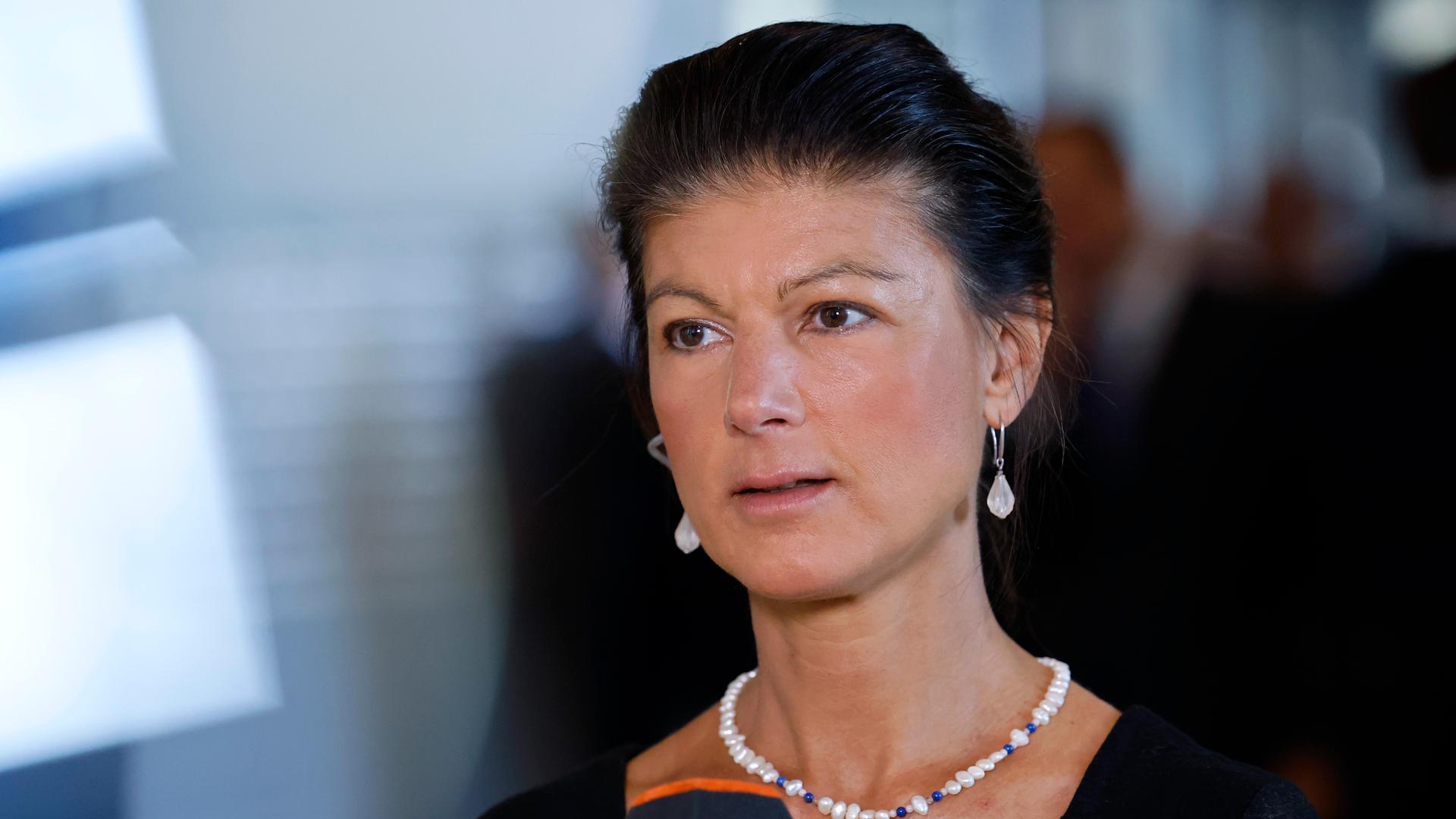 Porträt der Linken-Abgeordneten Sahra Wagenknecht bei einem Pressetermin. 