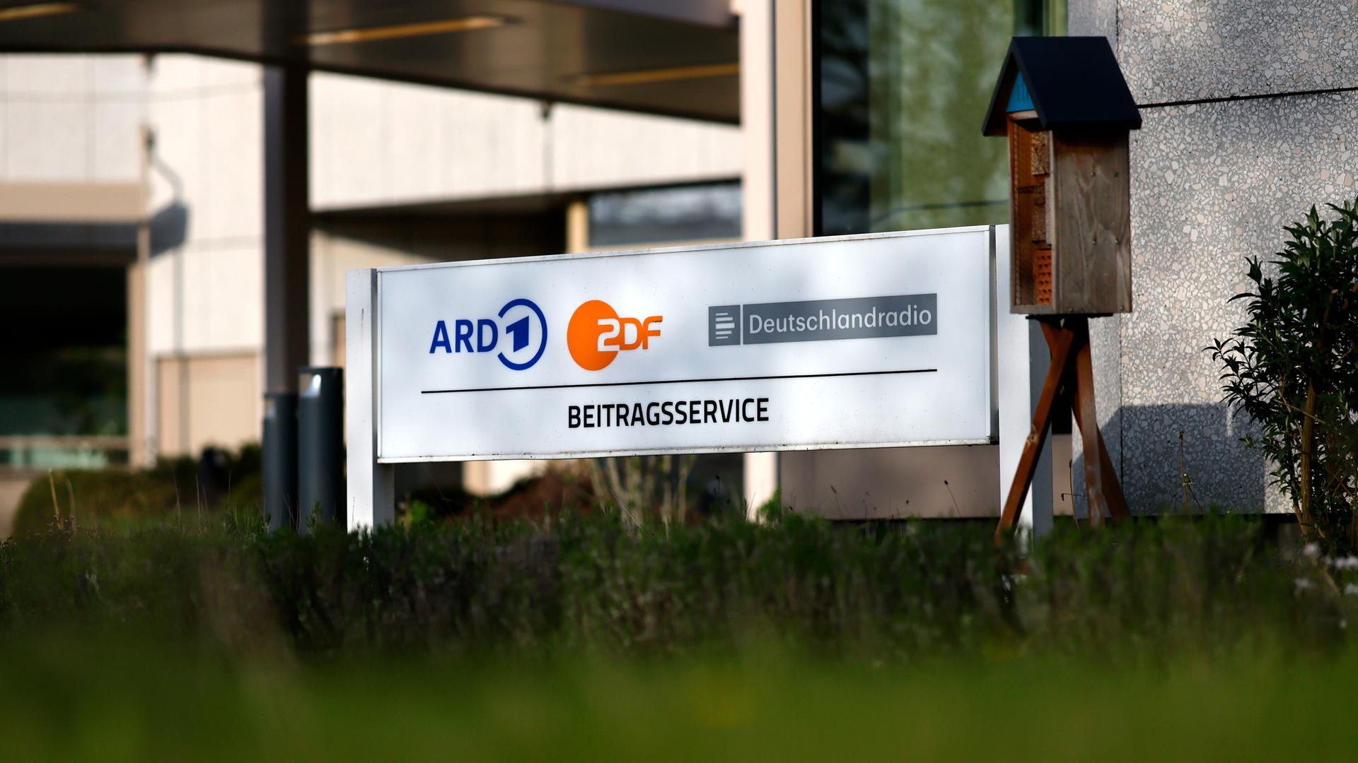Schild des ARD ZDF Deutschlandradio Beitragsservice auf dem WDR-Gelände in Köln Bocklemünd (Symbolbild)