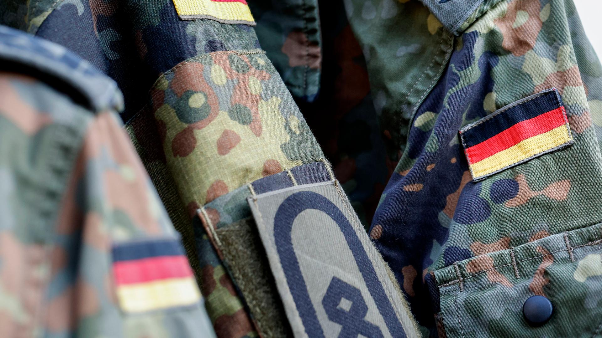 Deutsche Soldatenuniformen in einer Nahaufnahme. 
