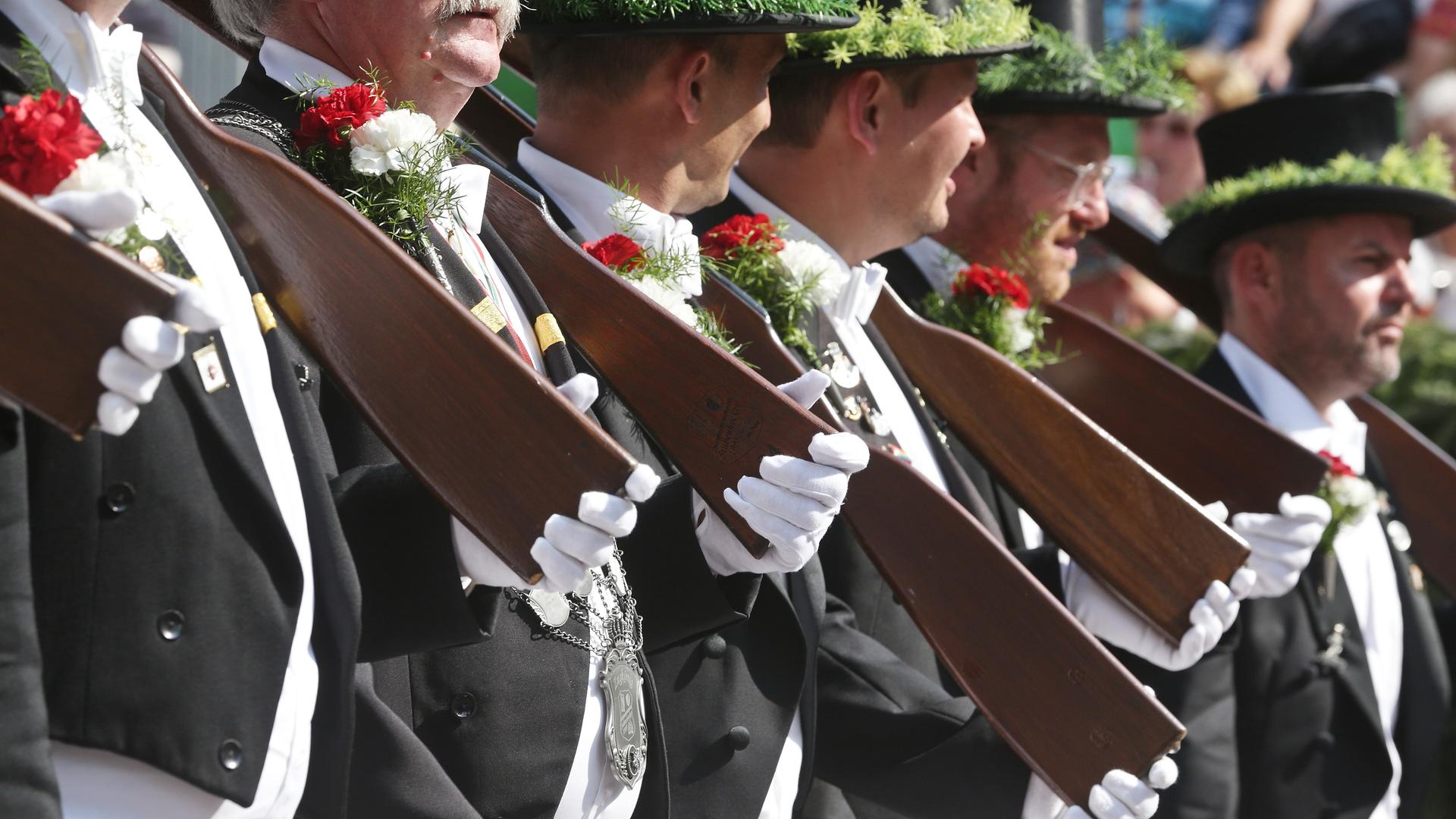 Schützen in Uniformen marschieren 2019 beim Neusser Schützenfest. 