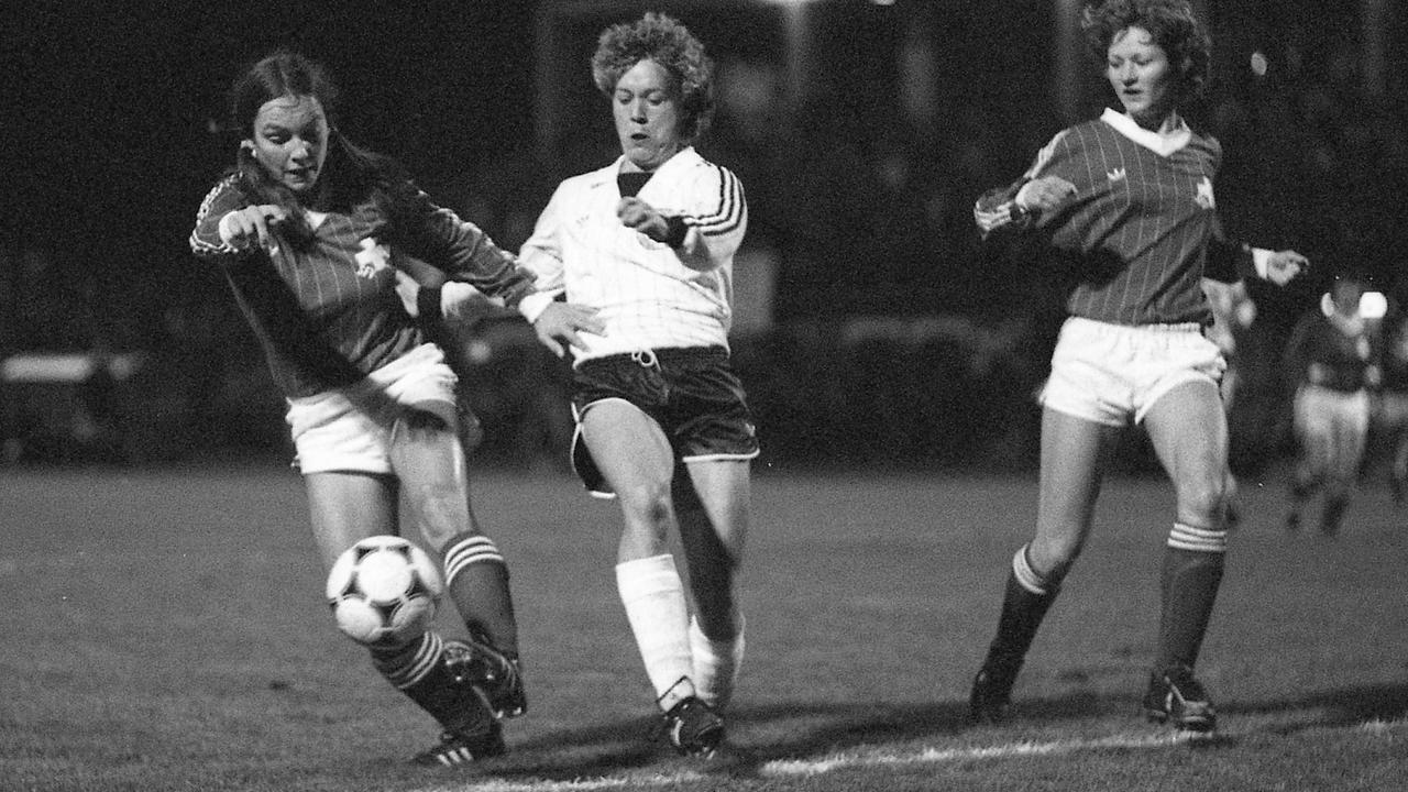 Die deutsche Spielerin Doris Kresimon (Mitte) im Zweikampf mit zwei schweizerischen Spielerinnen beim ersten Länderspiel der Fußball-Frauennationalmannschaften Deutschlands und der Schweiz am 10.11.1982 in Koblenz.