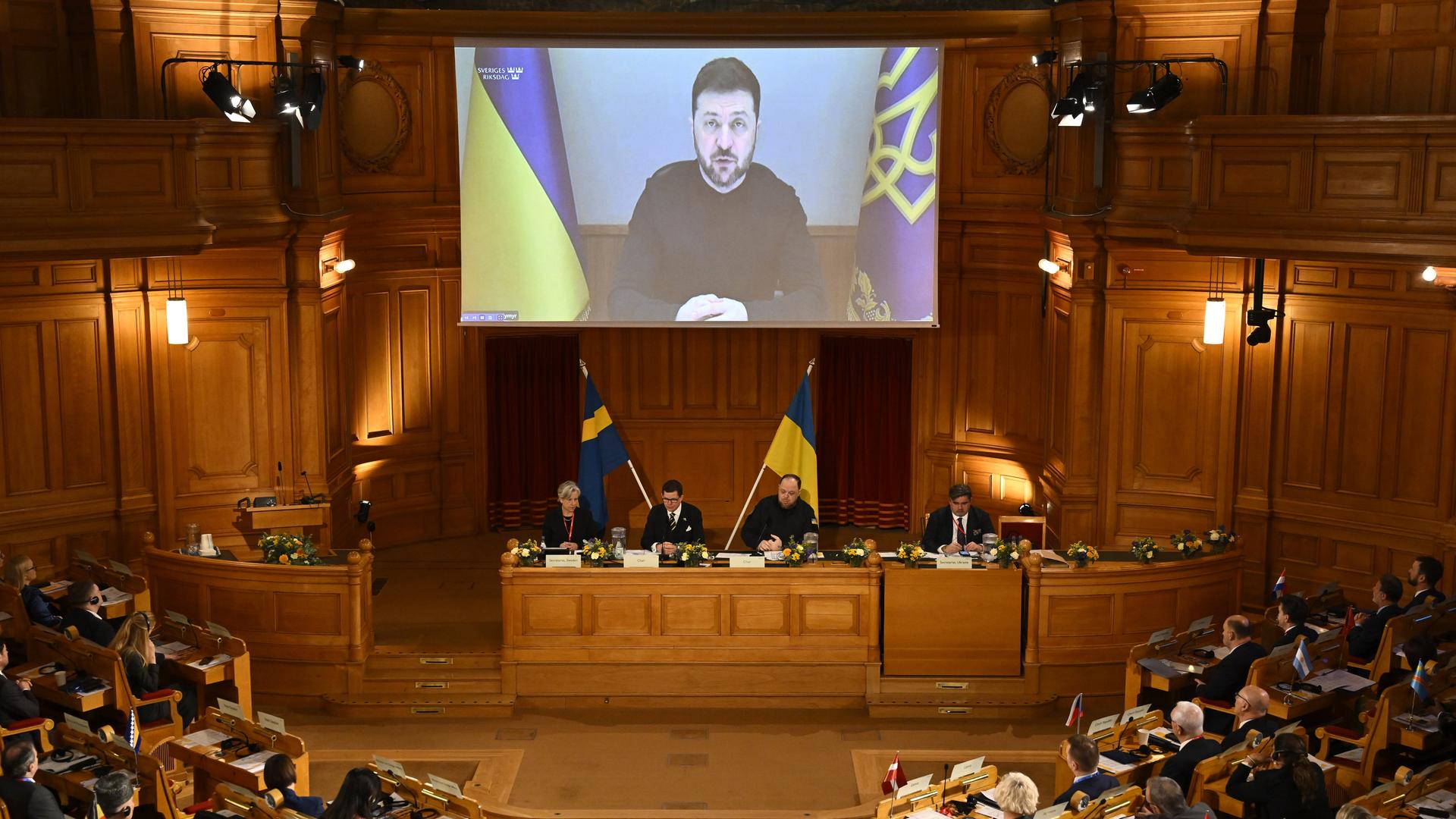 Ukraines Präsident ist während einer Videokonferenz auf einer Leinwand zu sehen