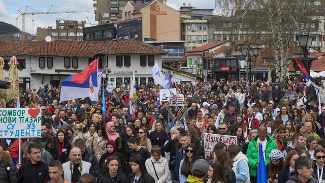 Menschen sind zu einer Demonstration in der serbischen Stadt Novi Pazar versammelt.