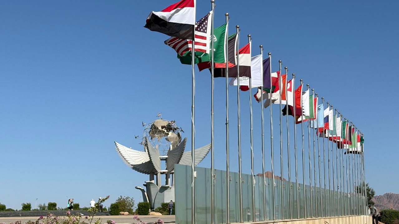 Die Flaggen der Staaten, die an der Unterzeichnung des Gaza-Abkommens teilnehmen, wehen im ägyptischen Küstenort Scharm el Scheich an einer Straße. 