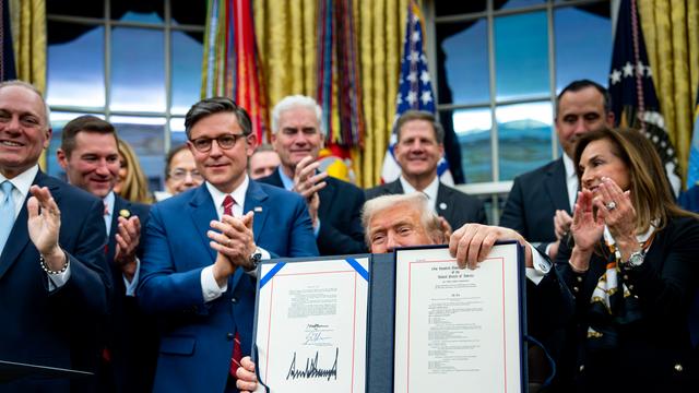 US-Präsident Donald Trump bei der Unterzeichnung des Gesetzes, mit dem der Rekord-Shutdown endete.
