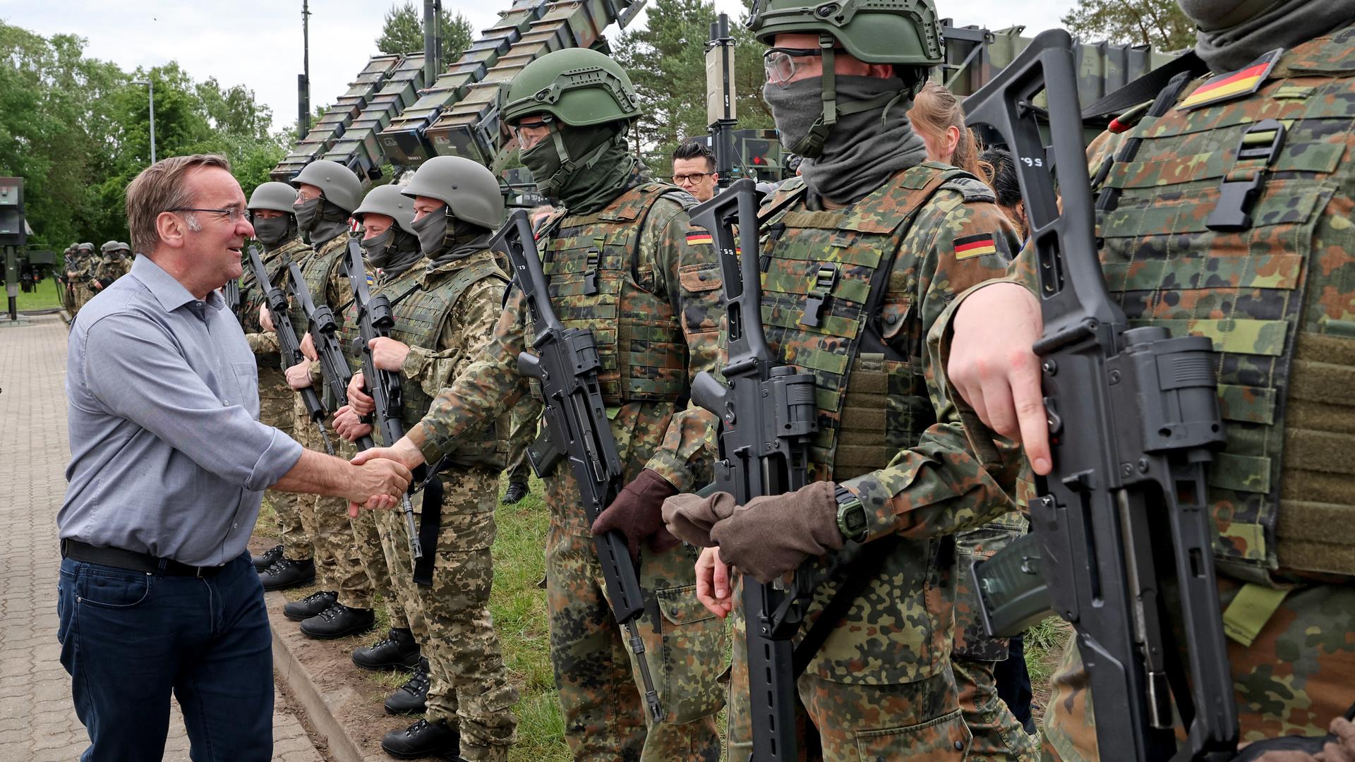 Bundesverteidigungsminister Boris Pistorius (SPD) informiert sich bei einem Besuch der Flugabwehrraketengruppe 21 auf einem Truppenübungsplatz in Mecklenburg-Vorpommern