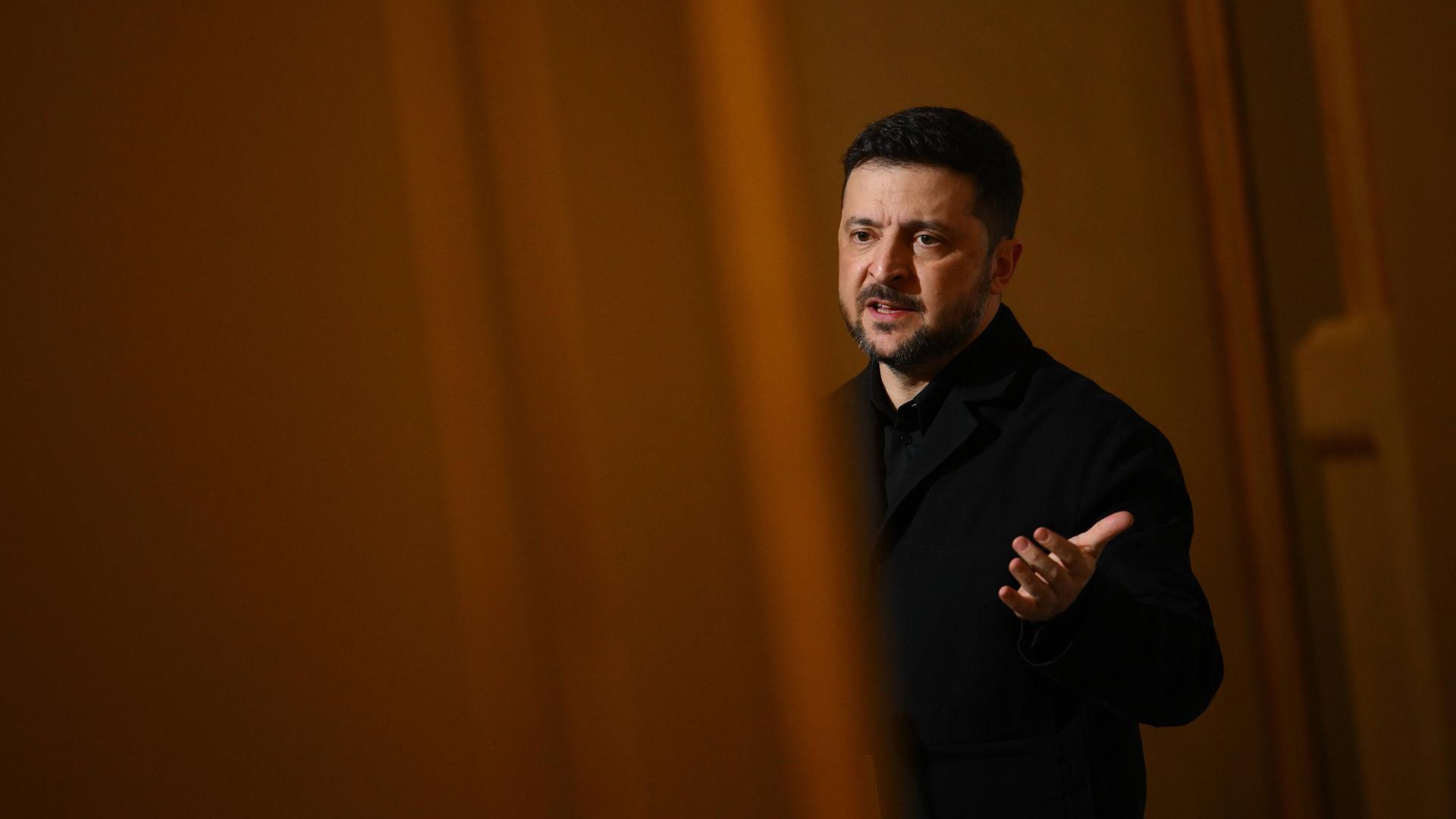 Ein Mann mit ernstem Gesicht: der ukrainische Präsident Wolodymyr Selenskyj.