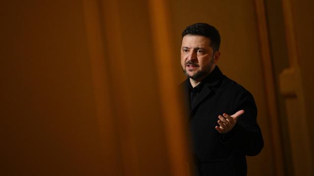 Ein Mann mit ernstem Gesicht: der ukrainische Präsident Wolodymyr Selenskyj.