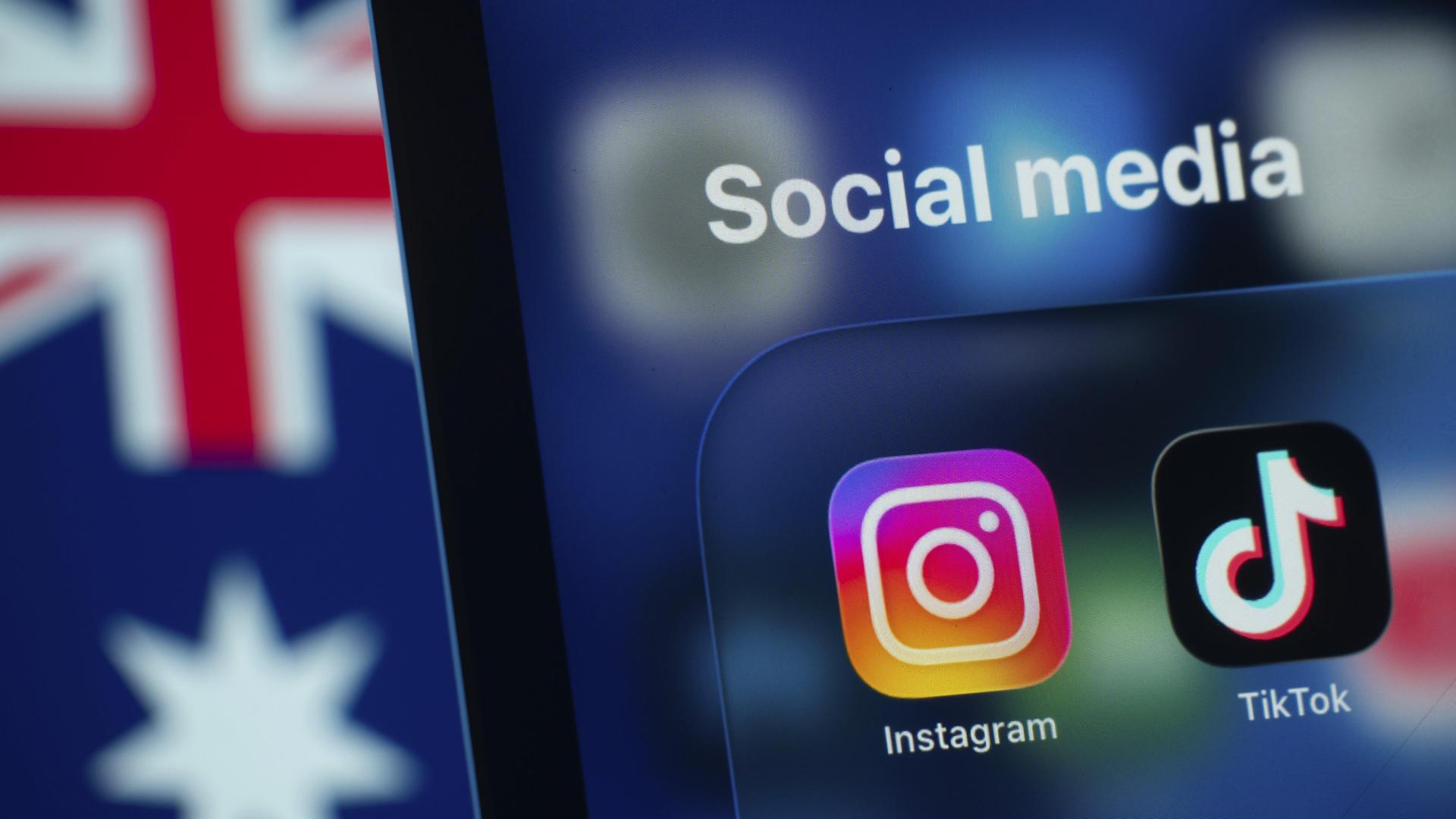 Auf einem Smartphone-Bildschirm wird die Instagram und Tiktok App mit einer australischen Flagge im Hintergrund angezeigt.