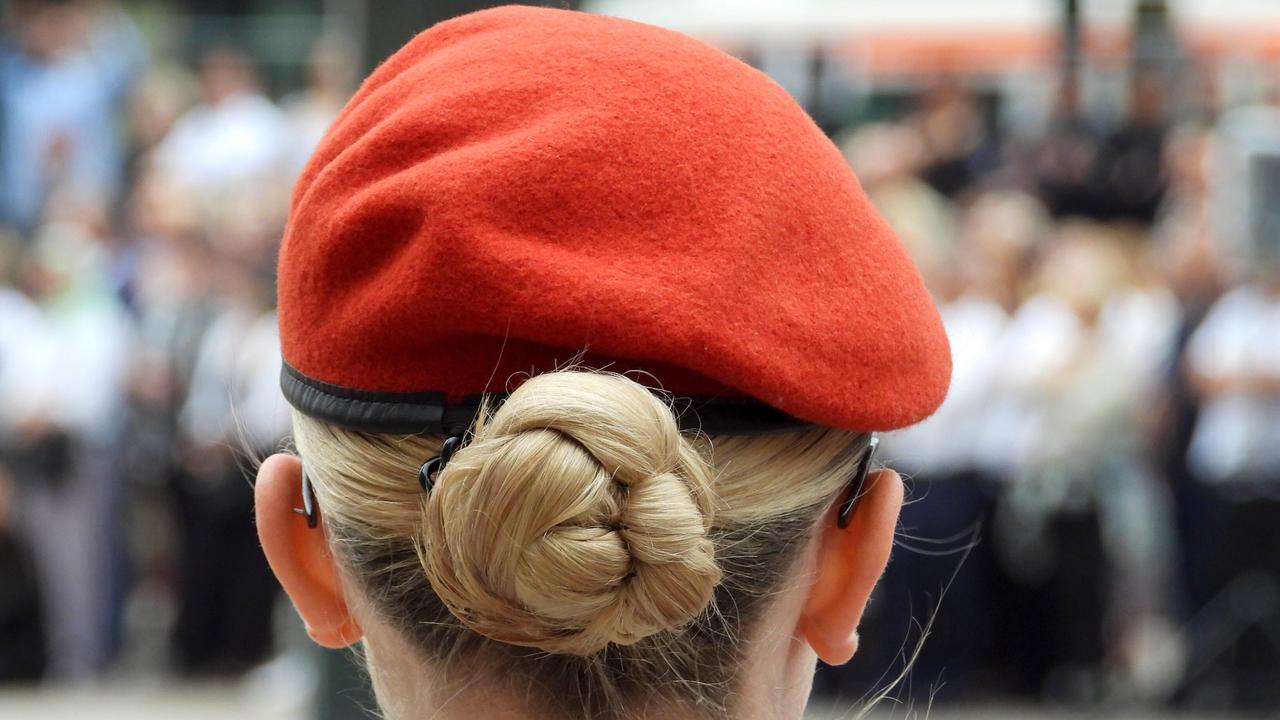 Bundeswehr-Soldatin in Uniform mit Haarknoten beim Veteranentag am 15. Juni 2025 in Hamburg.