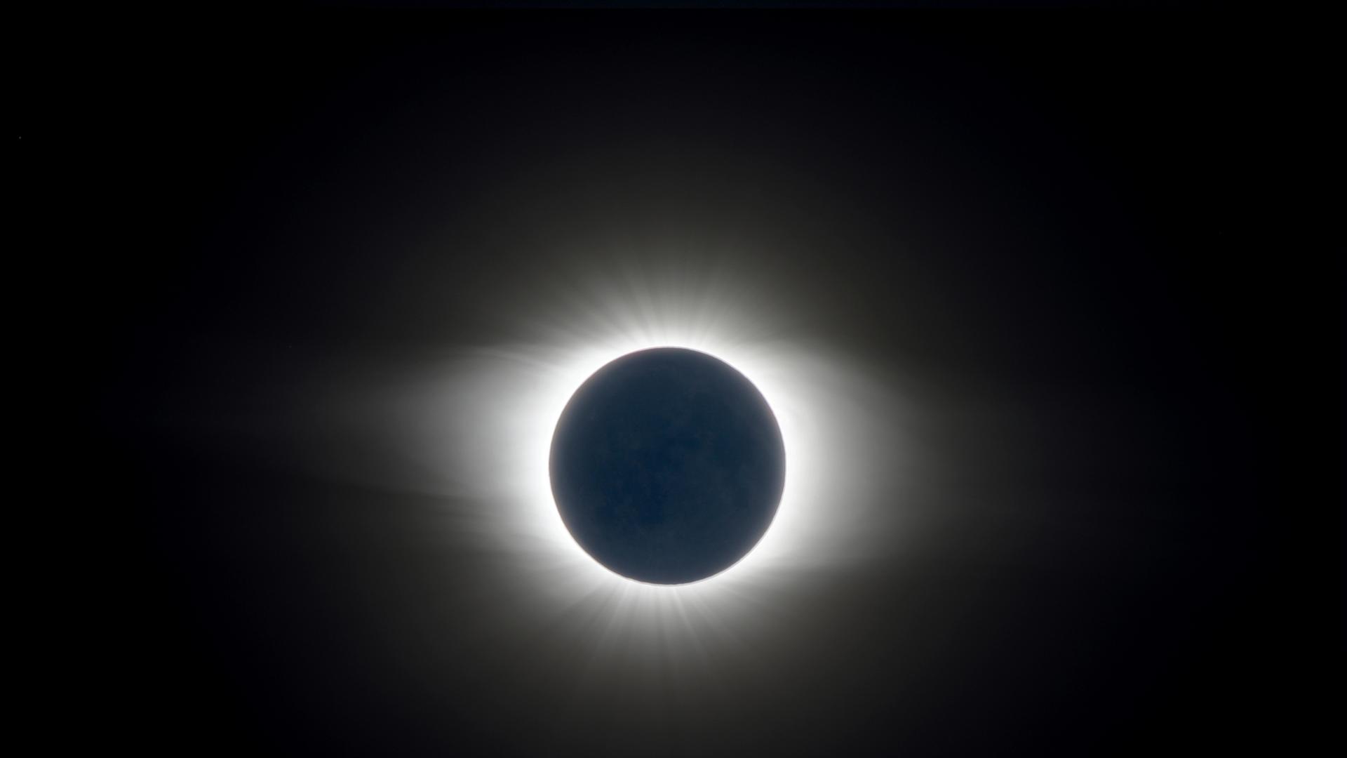 Aufnahme einer totalen Sonnenfinsternis bei der sich die Sonnenkorona zeigt, da der Mond die Sonne komplett bedeckt.