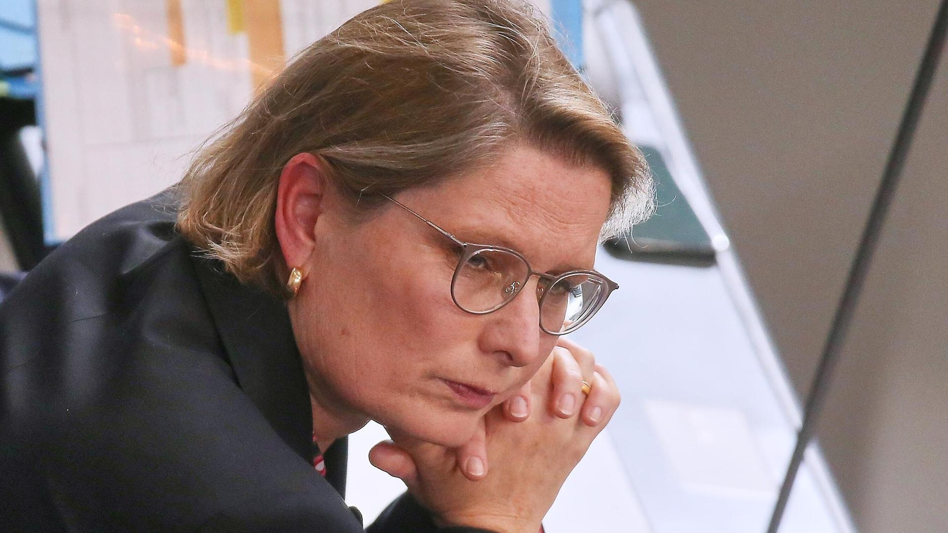 Bundesministerin der Justiz und für Verbraucherschutz Stefanie Hubig (SPD) hat während einer Bundestagssitzung ihr Gesicht auf ihre Hände gestützt.