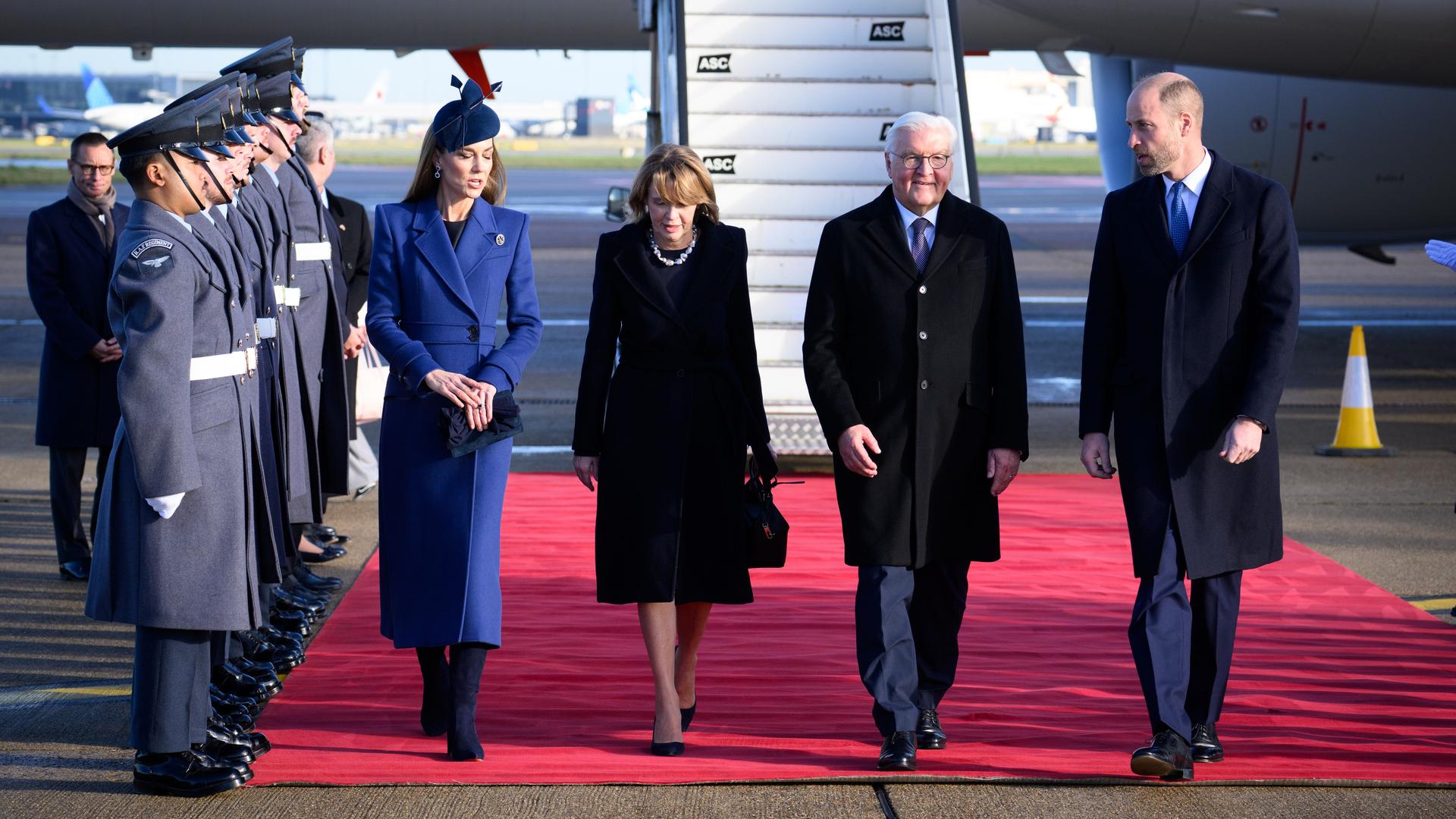 Bundespräsident Frank-Walter Steinmeier und seine Frau Elke Büdenbender kommen auf dem Flughafen London Heathrow an und werden dort von Prinz William und Prinzessin Kate begrüßt. 