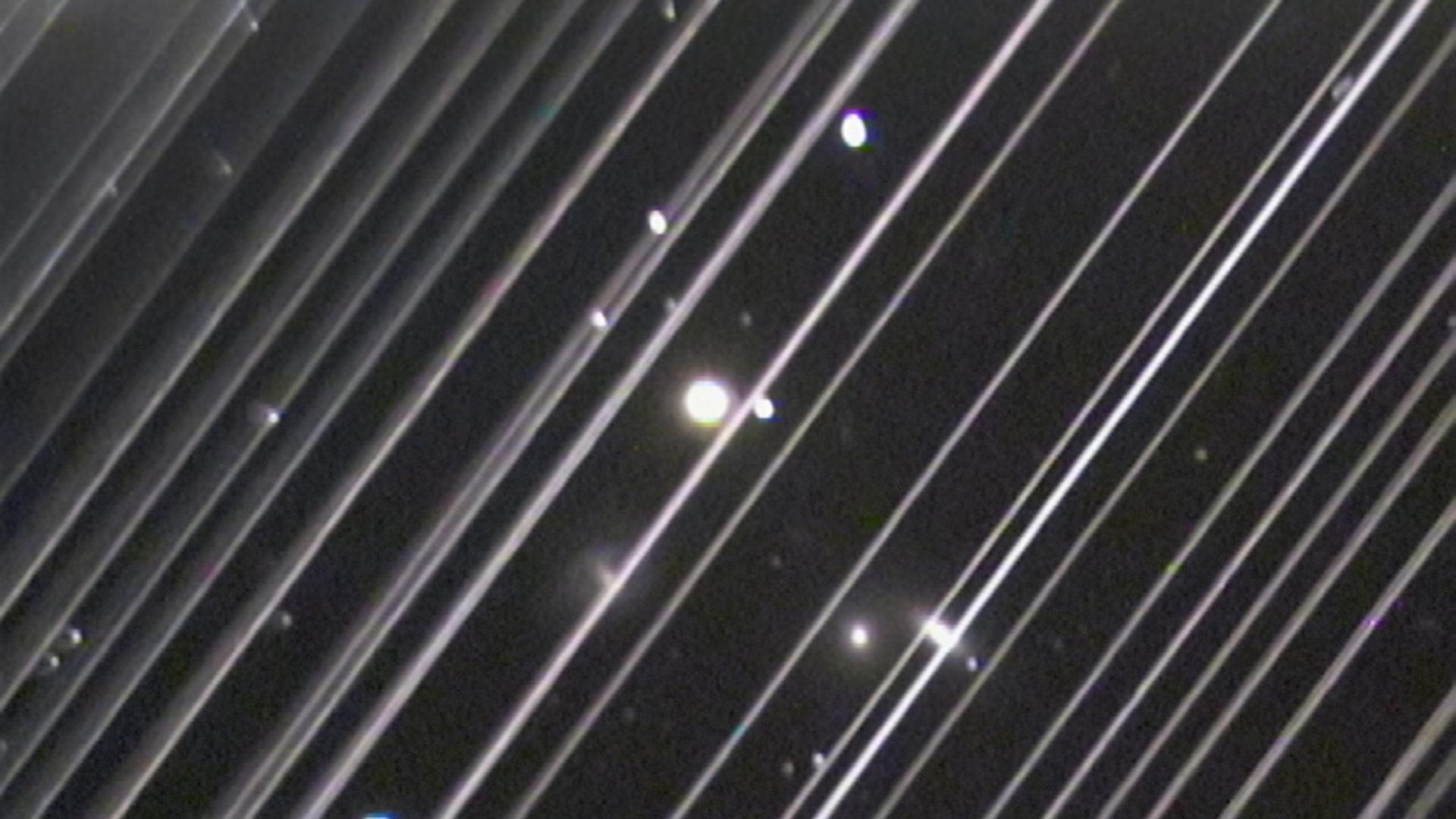 Länger belichtete Aufnahme mit den Spuren von über 25 Starlink-Satelliten