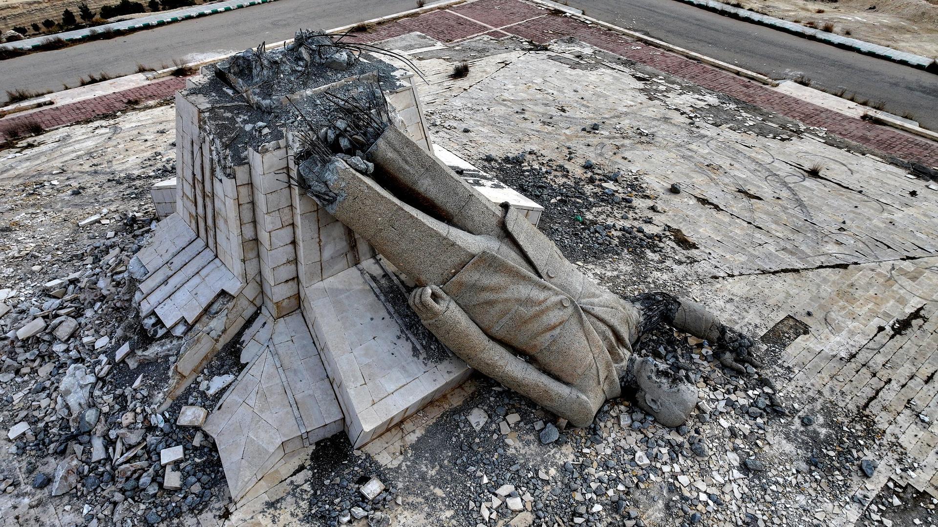 Die Luftaufnahme zeigt die Überreste des zerstörten Denkmals für den verstorbenen syrischen Präsidenten Hafiz al-Assad, Vater des gestürzten Präsidenten Bashar al-Assad. In Deir Attiyah in der Umgebung von Damaskus am 28. Dezember 2024. 