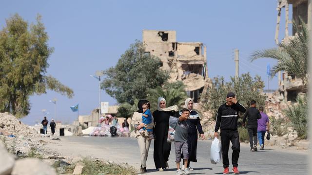 Menschen auf einer Straße im syrischen Aleppo im Oktober 2025