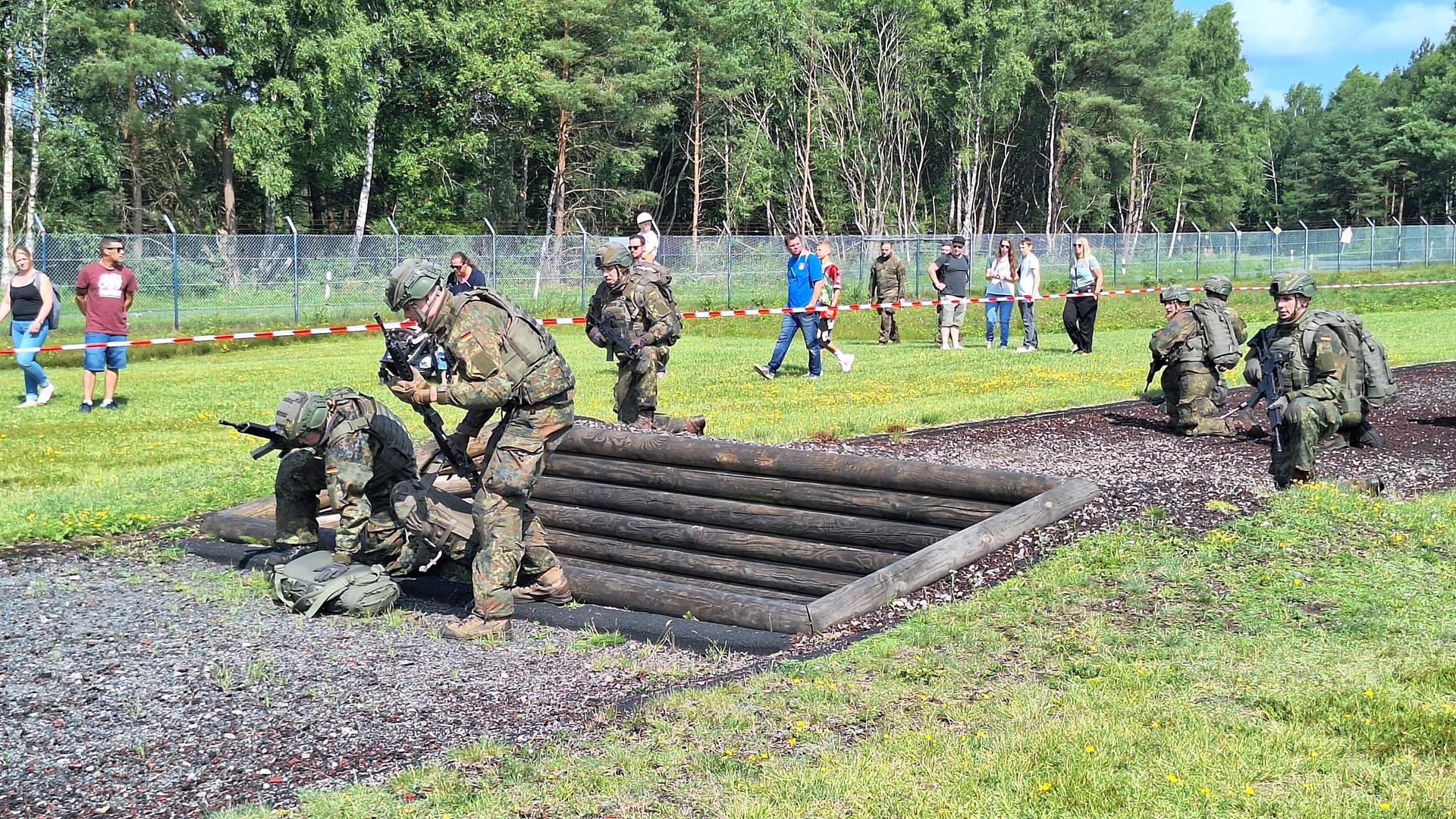 Besucherinnen und Besucher schauen sich eine Übung der Bundeswehr in der "Lucius D. Clay-Kaserne" an. Der "Tag der Bundeswehr" wurde am 28.06.2025 bundesweit an zehn Standorten durchgeführt.