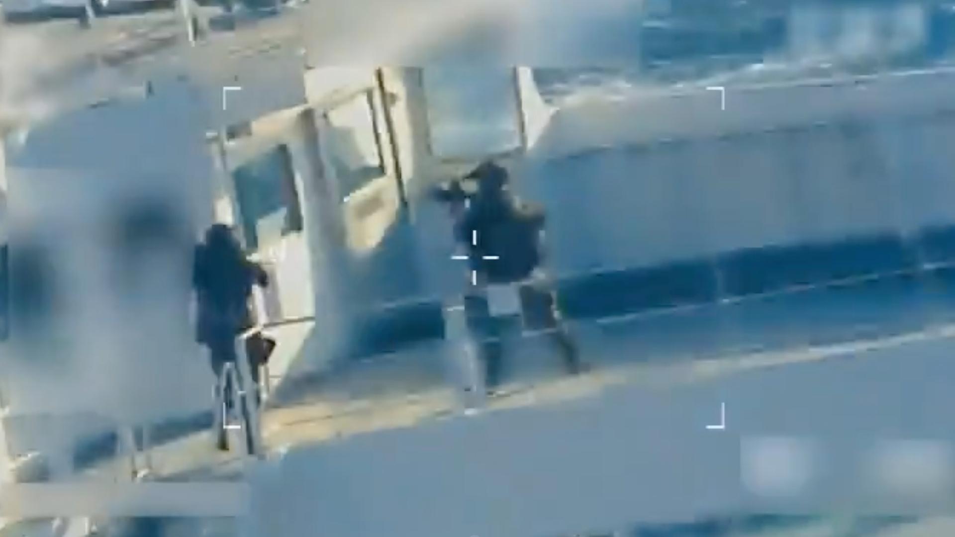 Ein Screenshot von Pam Bondis X-Account zeigt, wie zwei Soldaten mit vorgehaltener Waffe auf dem Tanker umhergehen