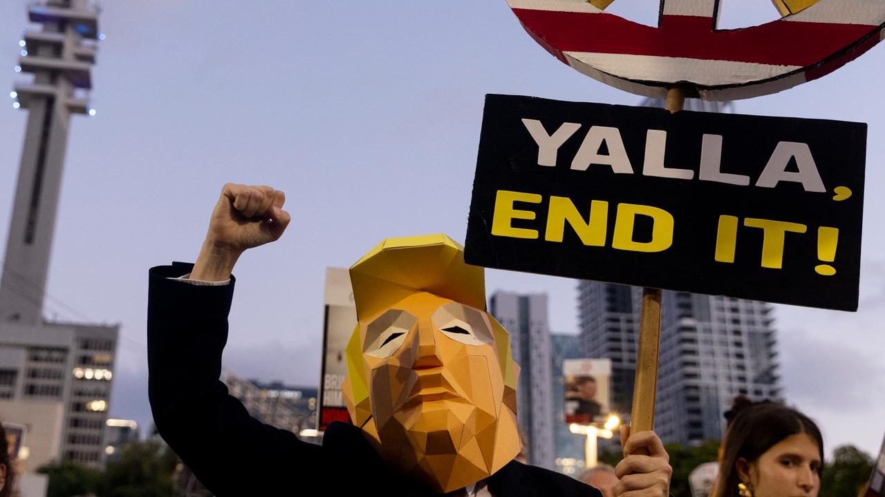 Ein Demonstrant trägt ein Kostüm von US-Präsident Donald Trump während eines Marsches in Tel Aviv und hält ein Schild mit der Aufschrift "Yalla - End it!"