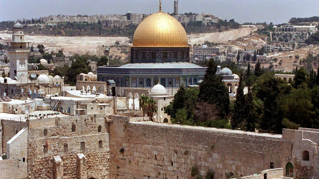 Blick auf die Altstadt von Jerusalem mit der Klagemauer (vorne) und dem Felsendom (M) auf dem Tempelberg, aufgenommen im Juli 2000. 