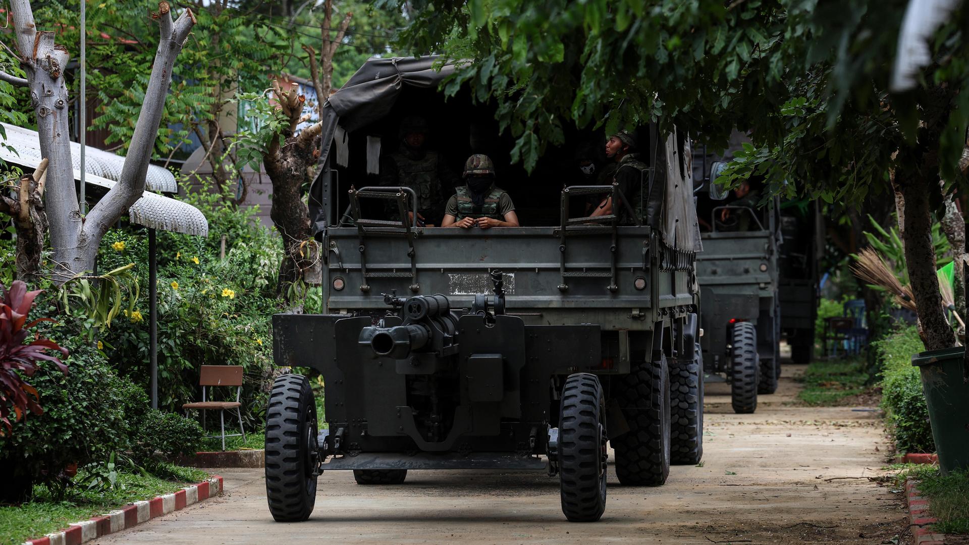 Thailändisches Militärfahrzeug fährt durch die Surin Provinz 