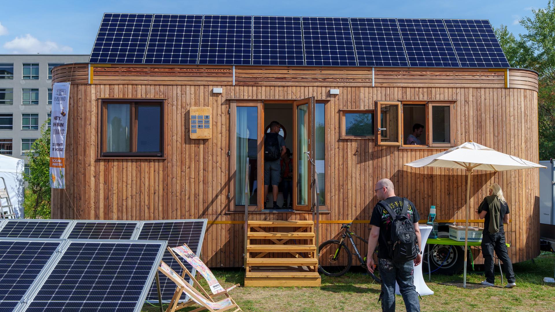 Das Event Tiny House "Ferdinand" des Veranstalters als Öko-Stromquelle für die Messe sowie Muster-Tiny-House des österreichischen Herstellers Wohnwagon. 