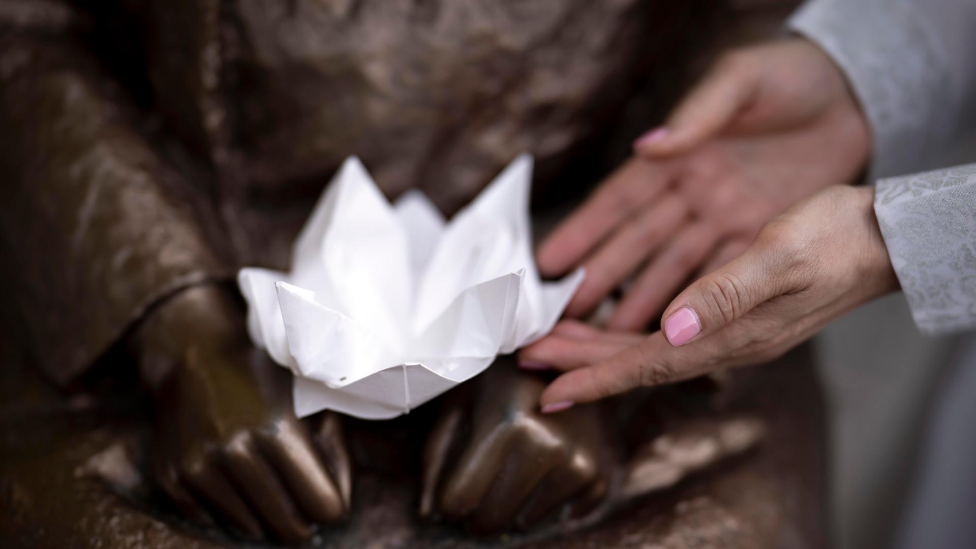 Japanische Papierfaltkunst Origami an der Friedensstatue Ari 