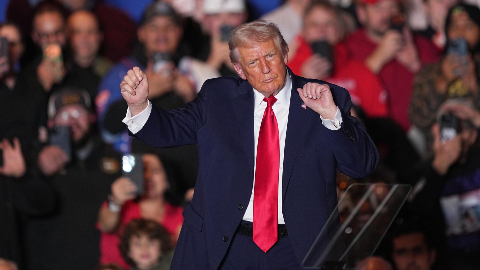 US-Präsident Donald Trump tanzt während eines Auftrittes im Mount Airy Casino Resort in Pennsylvania am 9. Dezember 2025