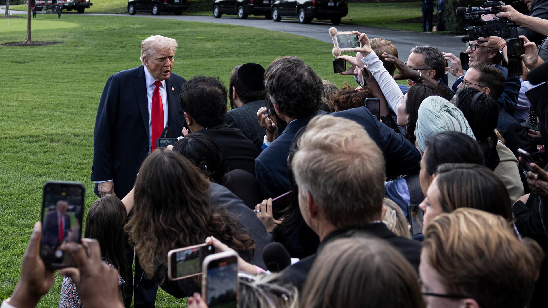 US-Präsident Donald Trump spricht zu mehreren Pressevertretern