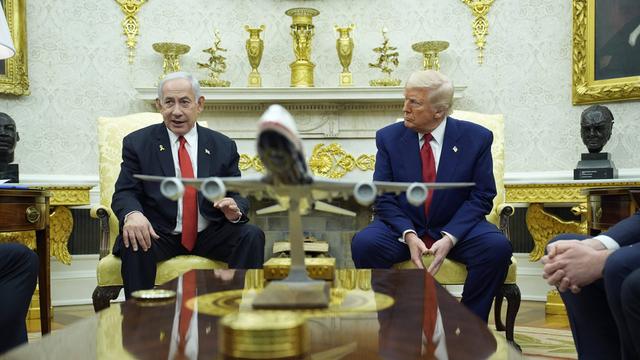 Donald Trump und Benjamin Netanjahu sitzen im Weißen Haus bei einem Pressegespräch nebeneinander.