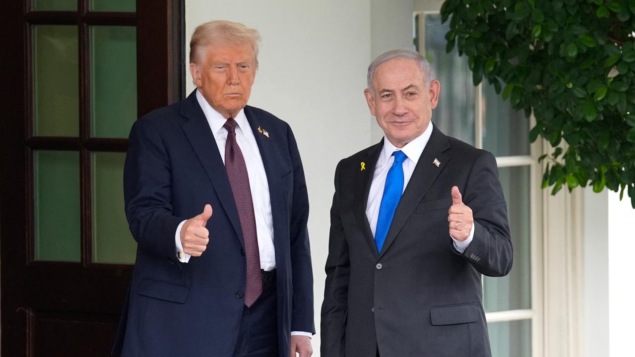 US-Präsident Donald Trump und Israels Premier Benjamin Netajahu bei einem gemeinsamen Auftritt in Washington. Beide Politiker halten den Daumen hoch. 