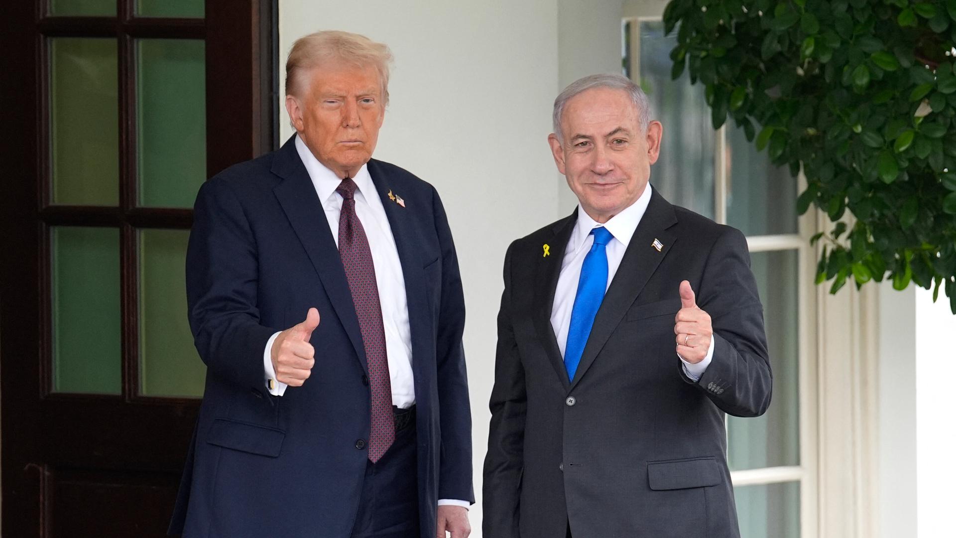 US-Präsident Donald Trump und Israels Premier Benjamin Netajahu bei einem gemeinsamen Auftritt in Washington. Beide Politiker halten den Daumen hoch. 