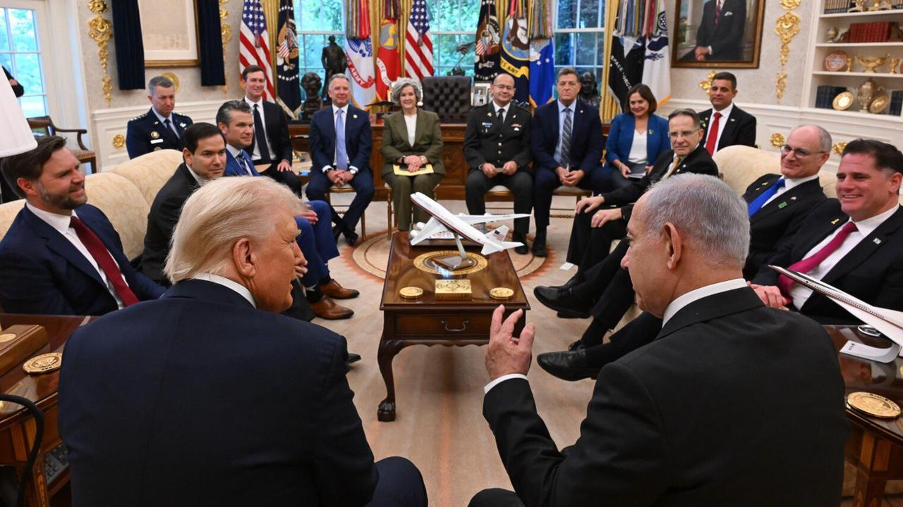 Rückenansicht von Donald Trump und Benjamin Netanjahu im Oval Office. Im Raum sitzen außerdem ranghohe Funktionäre und Mitglieder der US-Regierung, darunter JD Vance.