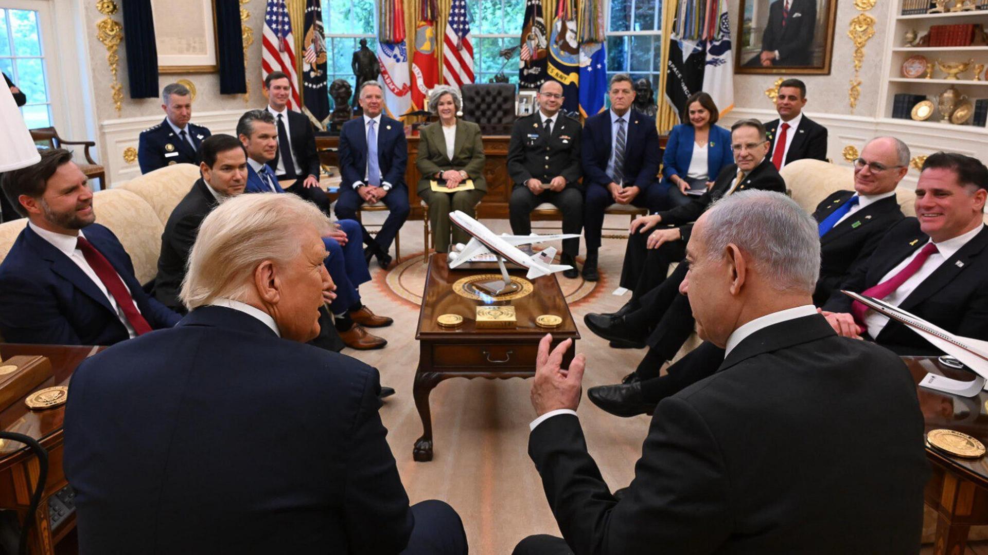 Rückenansicht von Donald Trump und Benjamin Netanjahu im Oval Office. Im Raum sitzen außerdem ranghohe Funktionäre und Mitglieder der US-Regierung, darunter JD Vance.