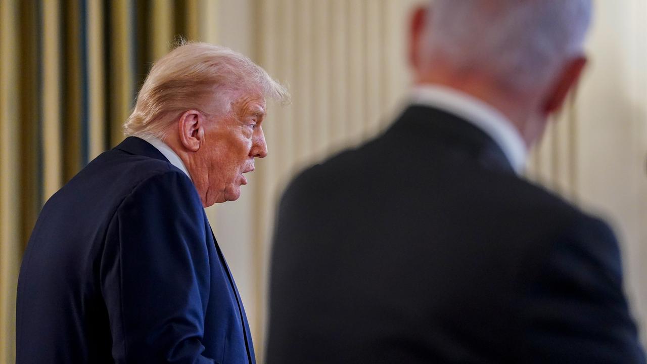 US-Präsident Donald Trump spricht im Weißen Haus. Neben ihm steht der israelische Ministerpräsident Benjamin Netanjahu. Es ist nur sein Rücken zu erkennen.