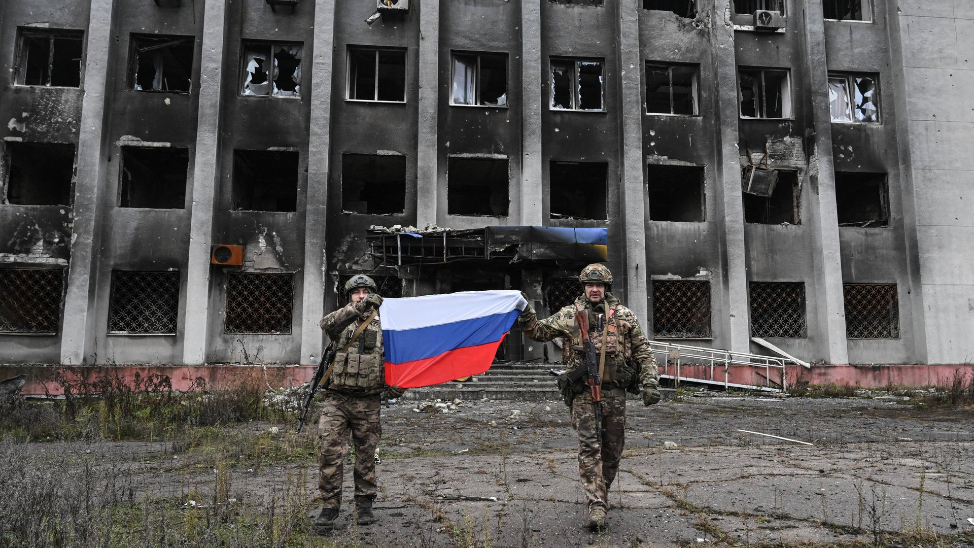 Russische Soldaten zeigen die russische Flagge - in Pokrowsk im Osten der Ukraine, 11. Dezember 2025