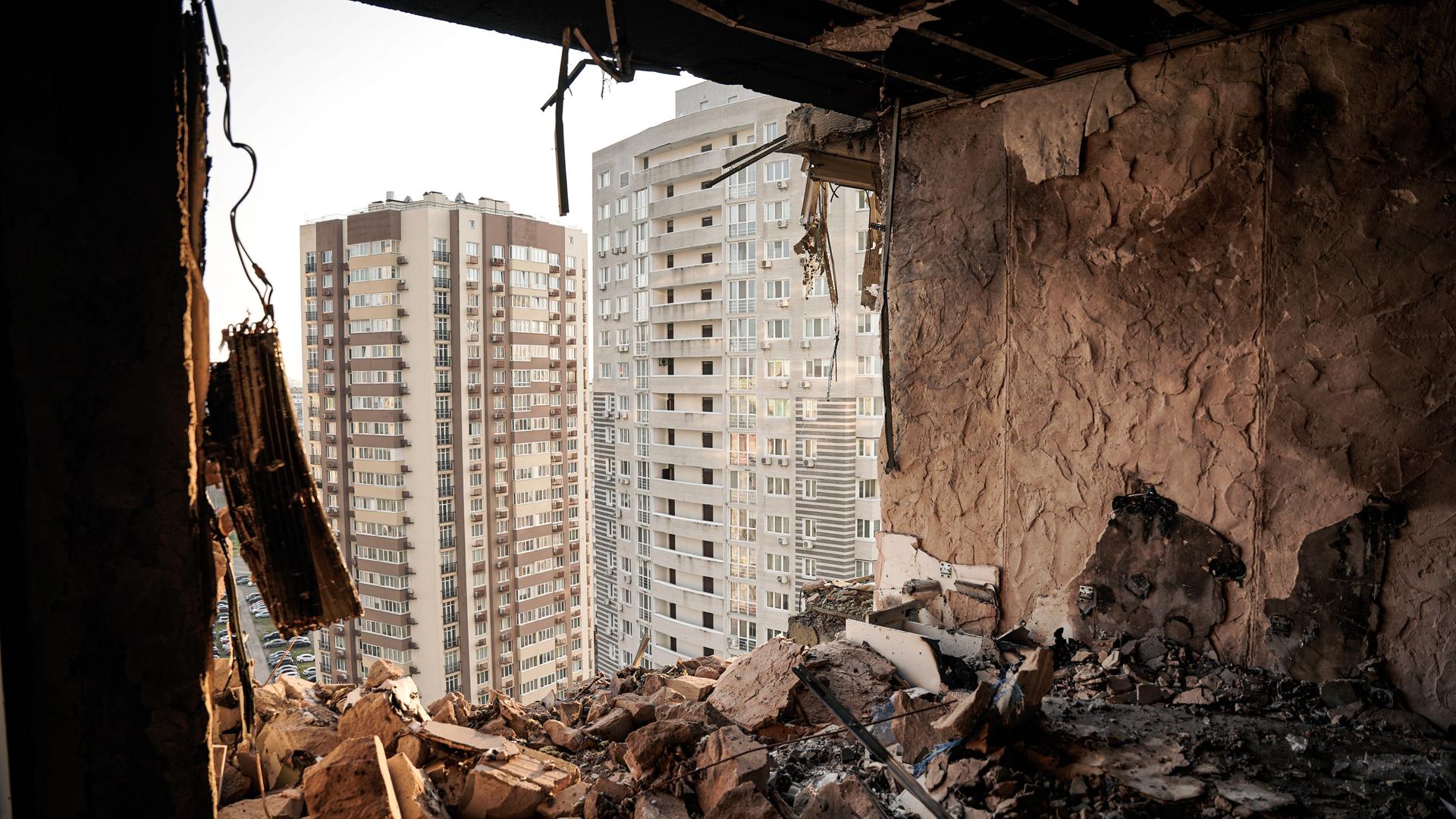 Verbrannte Trümmer in einem Apartmentgebäude, das November 2025 in Kiew von einem russischen Luftangriff getroffen wurde. 