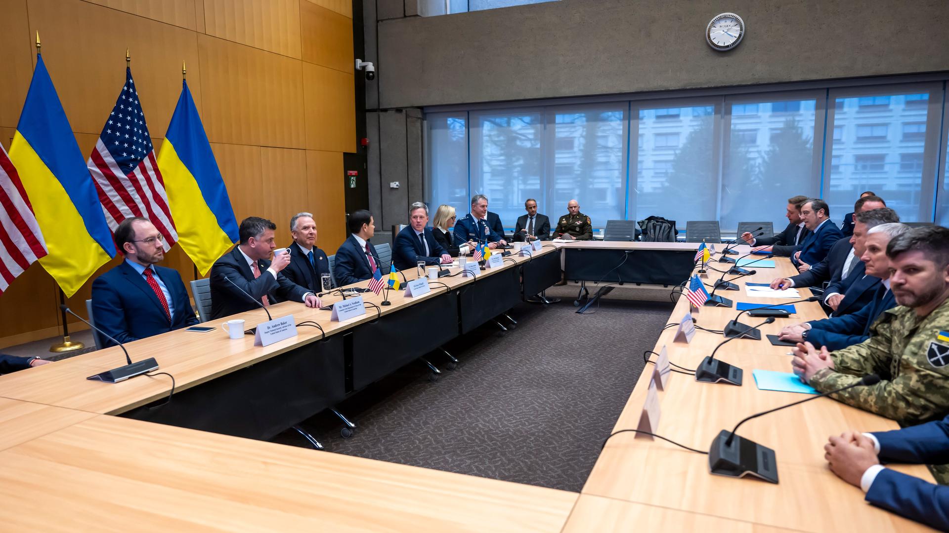 Die Delegationen der Ukraine und der USA sitzen am 23. November 2025 in Genf am Verhandlungstisch
