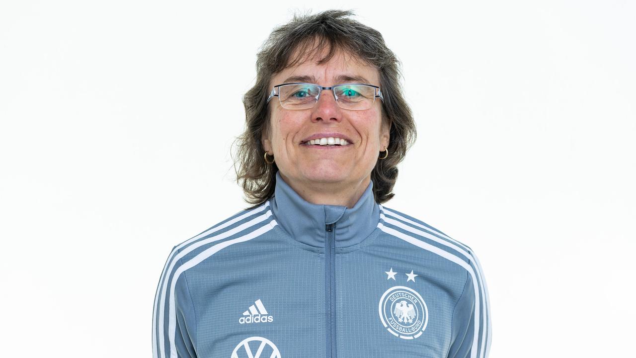 Ulrike Ballweg, damals noch Trainerin der U17-Nationalmannschaft der Frauen posiert am 25. Februar 2019 für die Kamera. Sie steht vor weißem Hintergrund.
