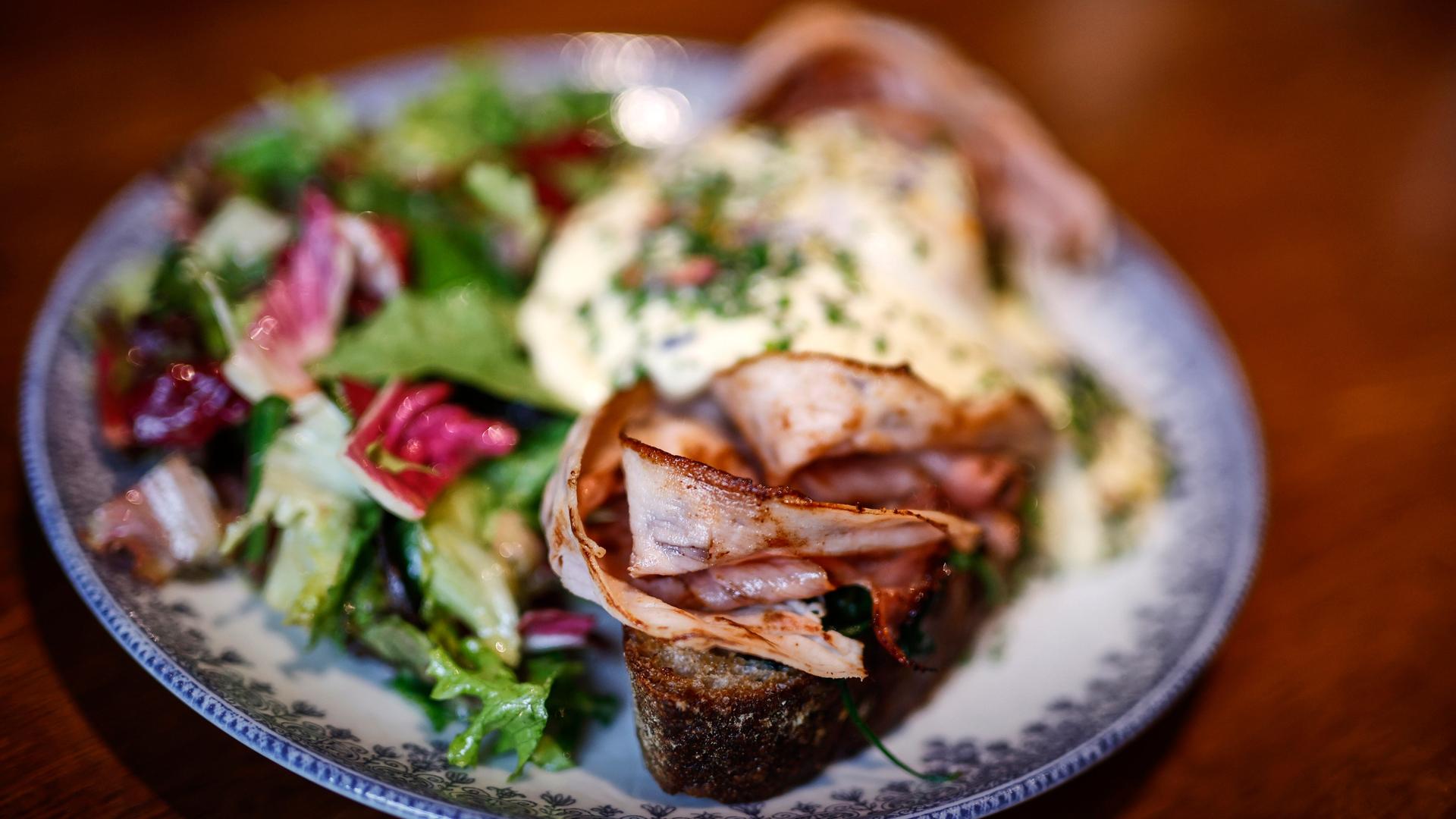 Strammer Max - mit gebratenem Speck, Ei, Salat in einer traditionellen Schwabinger Brauereiwirtschaft