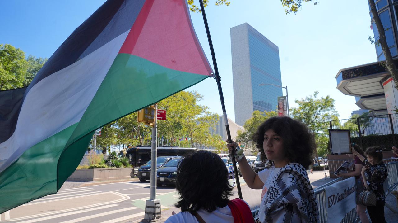 Zwei junge Leute mit Palästinenserfahne vor den Vereinten Nationen in New York. 