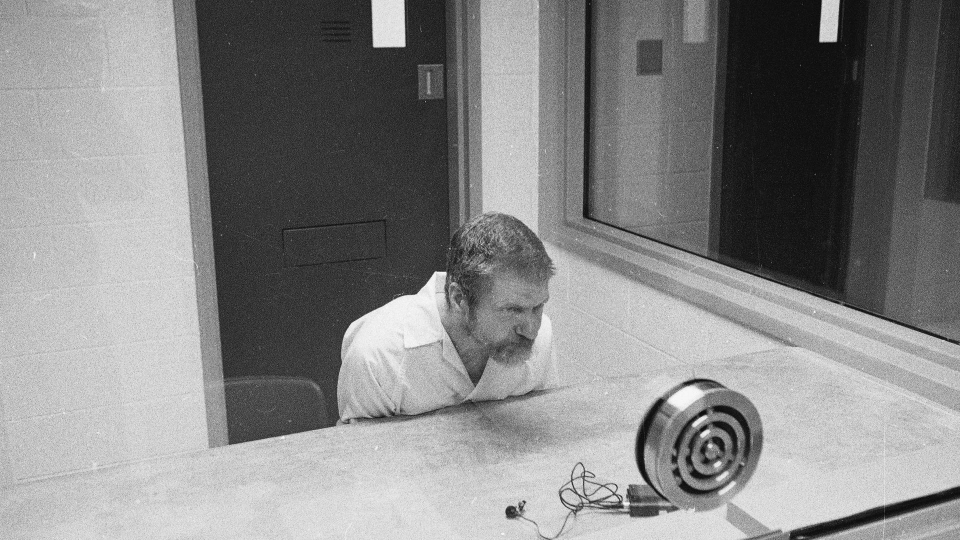 Eine schwarz-weiß Aufnahme zeigt den amerikanischen Terroristen, Technikfeind und Mathematiklehrer Ted Kaczynski, während eines Interviews in einem Besuchsraum des Bundesgefängnisses ADX Supermax in Florence, Colorado, am 30. August 1999.