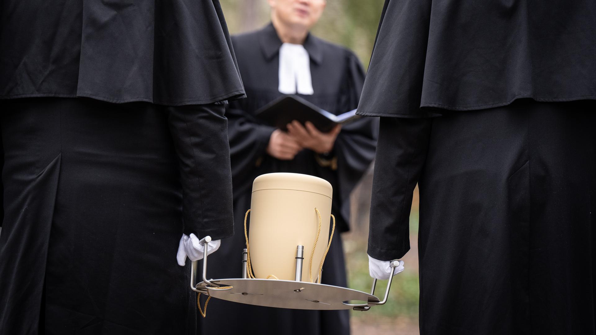 Eine Urnenbeisetzung auf dem Friedhof an der Wedauer Straße in Duisburg. Pastor Eun Pyo Lee ist der Zelebrant.
