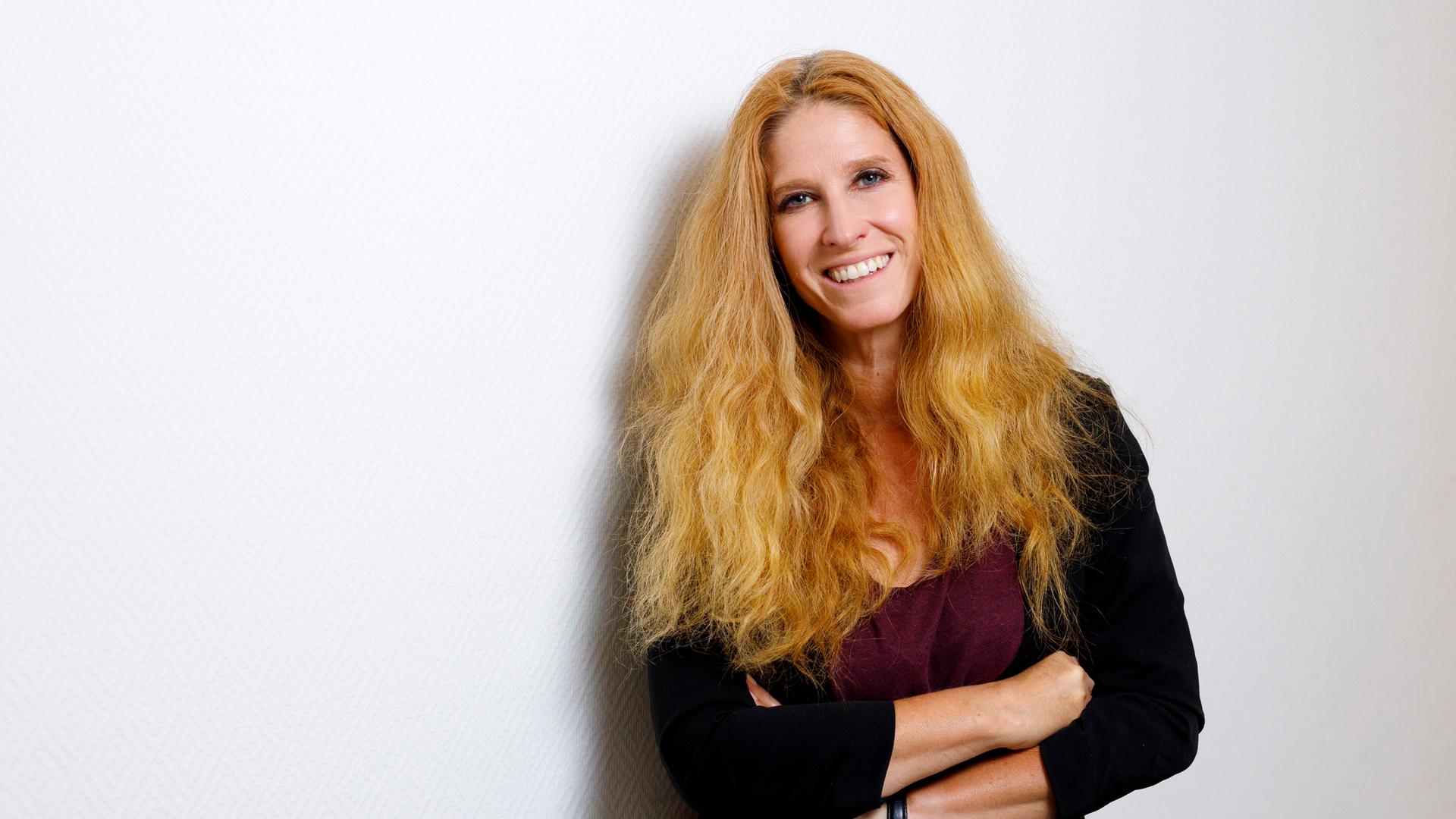 Autorin Ursula Poznanski lächelt in die Kamera