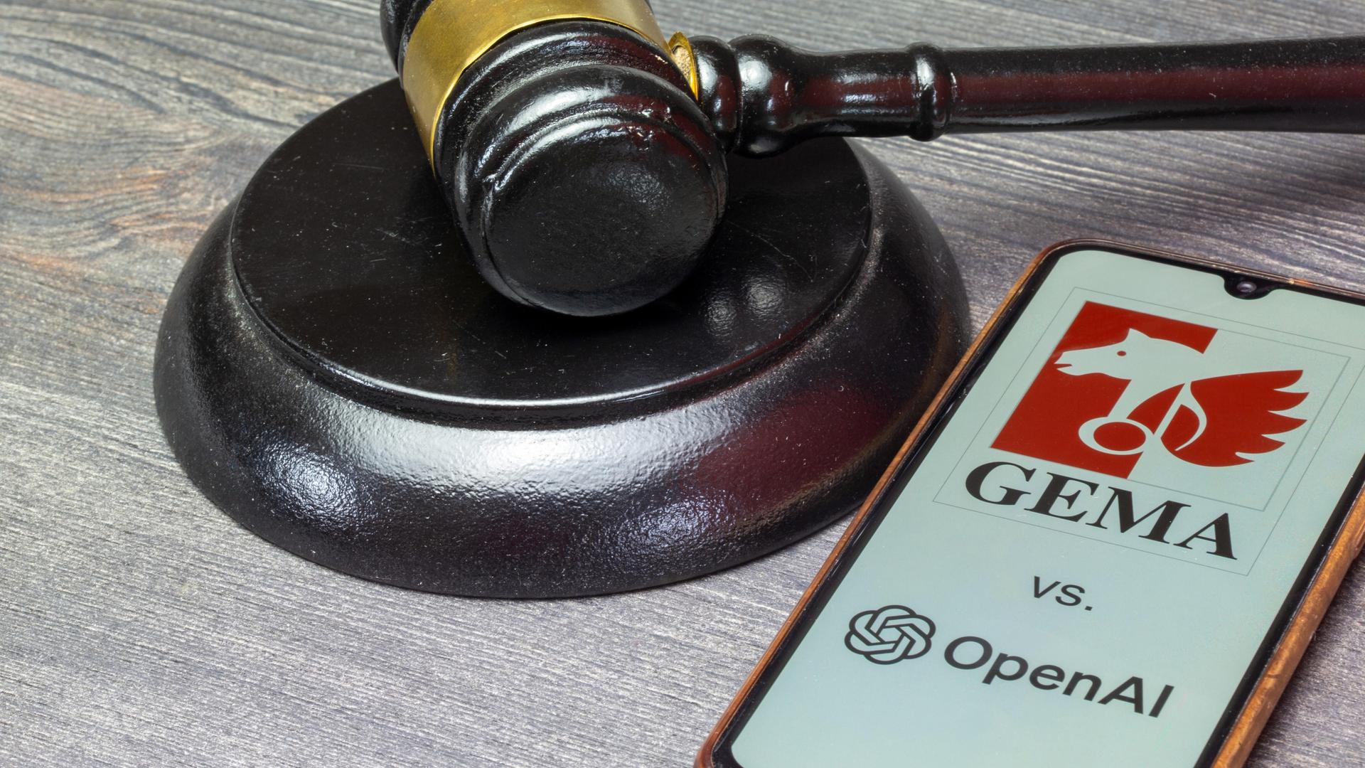 Smartphone mit GEMA- und OpenAI-Logo neben einem Richterhammer