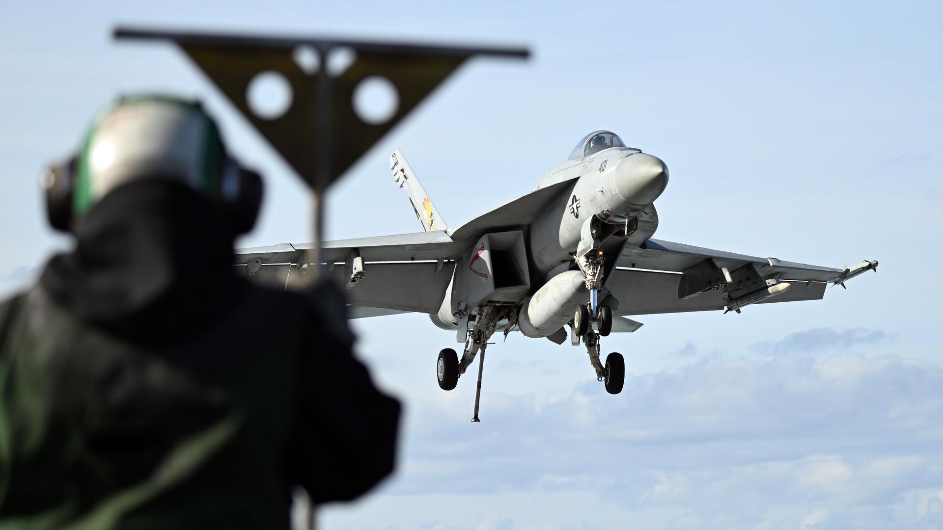 Ein Kampfjet landet auf einemUS- Flugzeugträger.