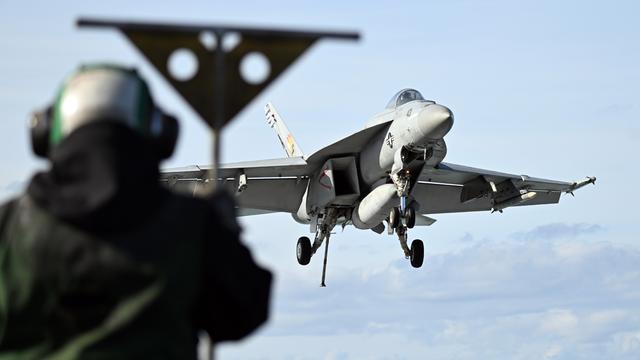 Ein Kampfjet landet auf einemUS- Flugzeugträger.