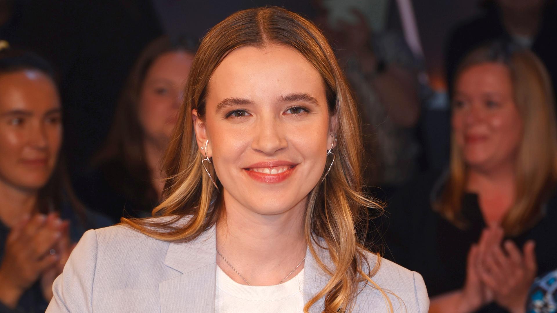 Valentina Busik sitzt bei der Aufzeichnung der 'NDR Talk Show' im Fernsehstudio.