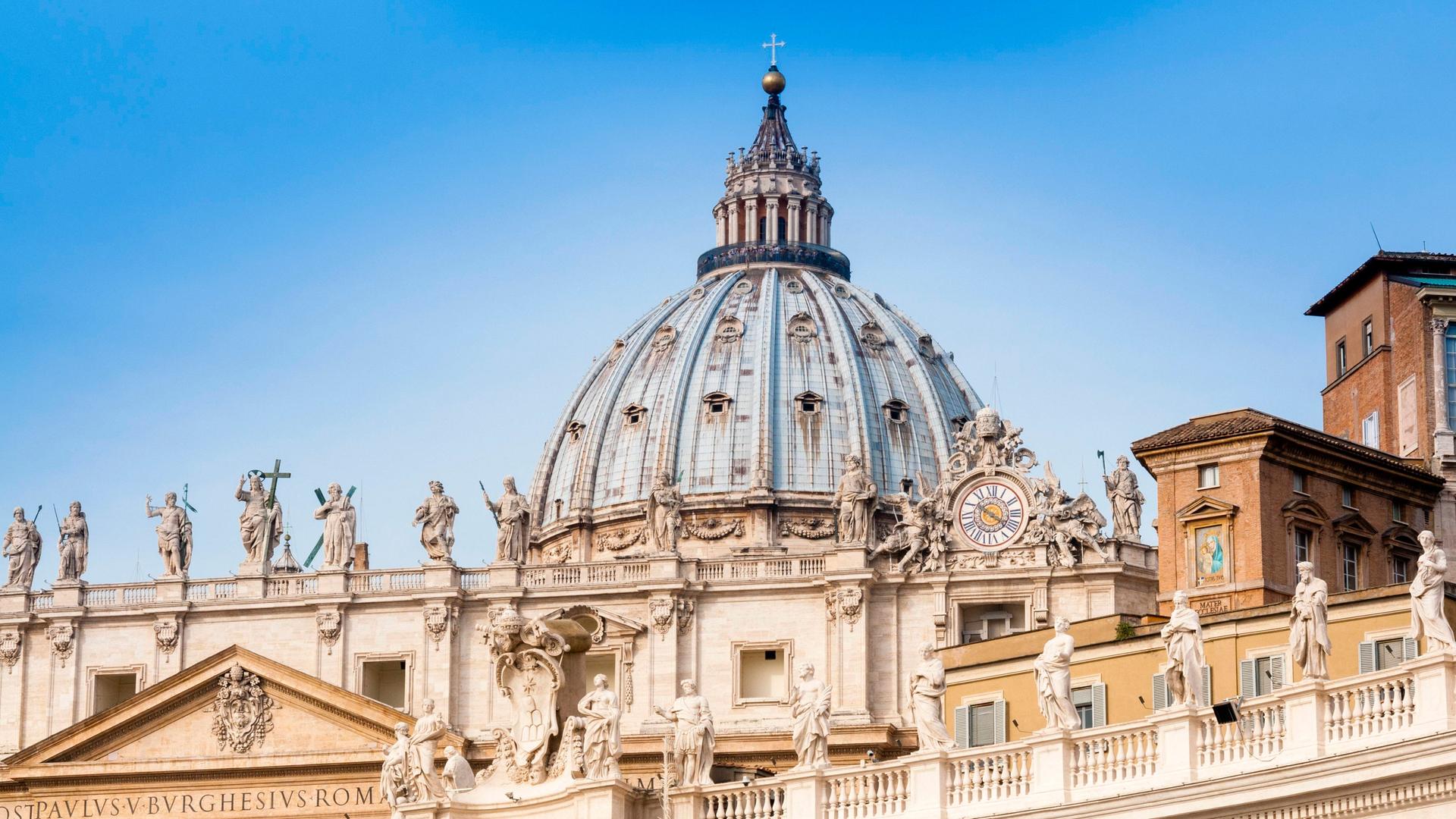Blick auf den Vatikan vor blauem Himmel
